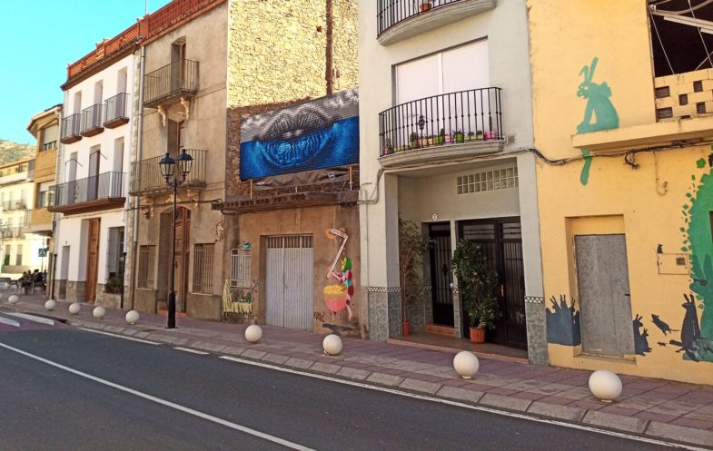 Pixelata. Arte urbano, mural realizado con latas recicladas